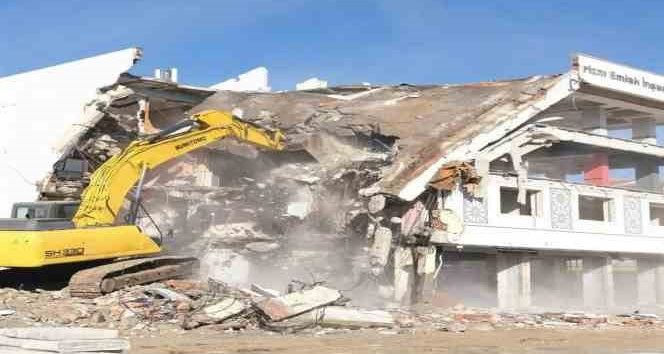 Sorgun’da riskli yapıların yıkımı sürüyor