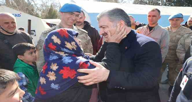 Depremzede yaşlı kadın Bakan Koca’nın boynuna sarılıp teşekkür etti