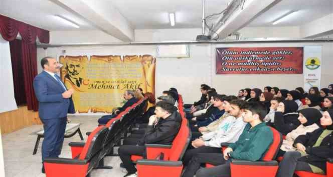 Gün, deprem sonrası eğitime başlayan lise son sınıf öğrencileriyle buluştu