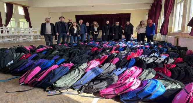 Karamanlı hayırseverden depremzede öğrencilere eğitim desteği