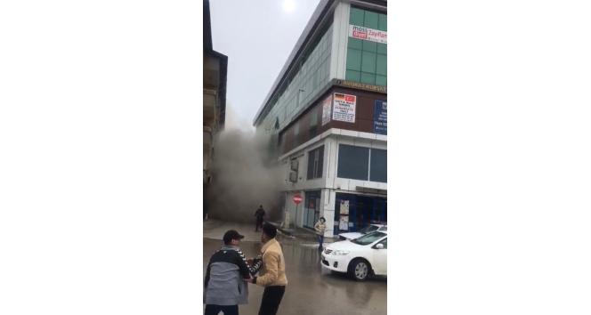 7.6 büyüklüğünde depremin yaşandığı Elbistan’dan yeni görüntüler: Kısa sürede ortalığı toz bulutu kapladı