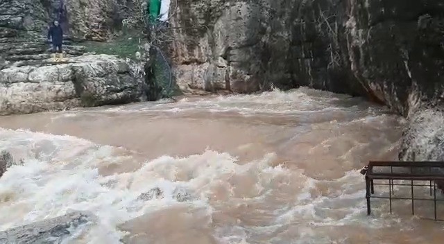 Kızıl renge boyanan Kurs Vadisi berraklığına kavuştu