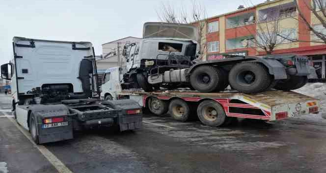 Deprem bölgesine giden yardım tırı, çöp kamyonuna çarptı: 1 yaralı