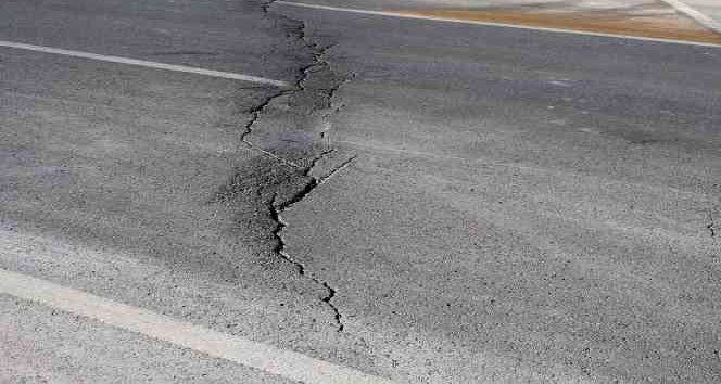 Niğde ve Konya depreminde Aksaray’da yol ve araziler yarıldı