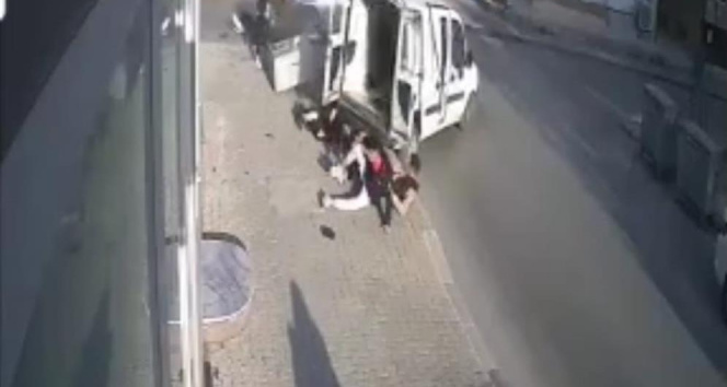 İzmirde kazada savrulan aracın yayalara çarptığı anlar kamerada