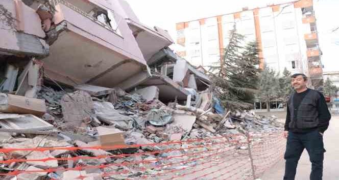 Depremde yıkılan evinin başında nöbet tutuyor