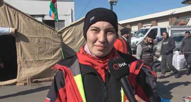 İtfaiyeci kadınlar enkazda iş başında