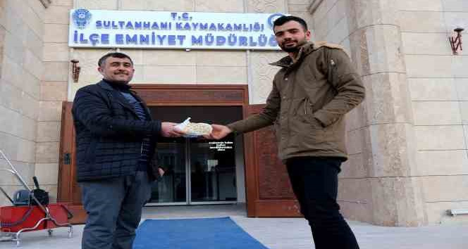 ATM önünde bulduğu 22 bin TL’yi sahibine teslim etti