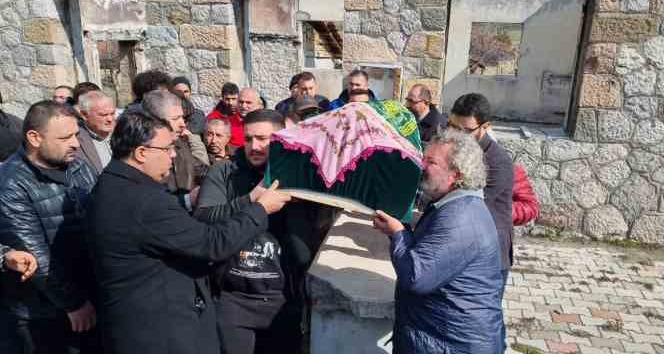 Ünlü yönetmenden annesine son öpücük