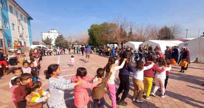 Osmaniye Belediyesi’nden depremzede çocuklara oyuncak