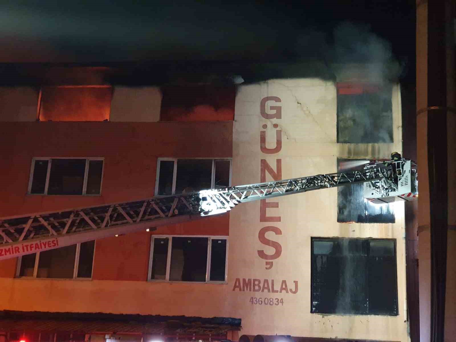 İzmir’de 4 katlı binada yangın paniği