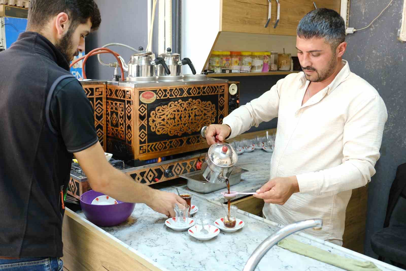 Otlu mu? Süzgeçli mi? Bu sorunun cevabını vermeyen Erzincan’da çay içemiyor