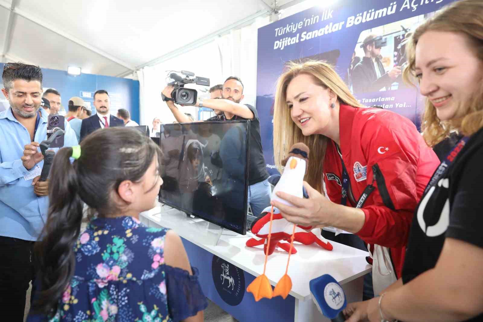 Rekt&ouml;r Hotar TEKNOFEST&rsquo;te: &ldquo;Milli hedeflere gen&ccedil;lerimizin enerjisiyle ulaşacağız&rdquo;
