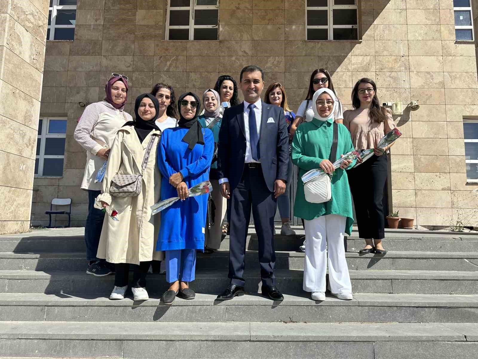 Yüksekova’ya atanan öğretmenler güllerle karşılandı