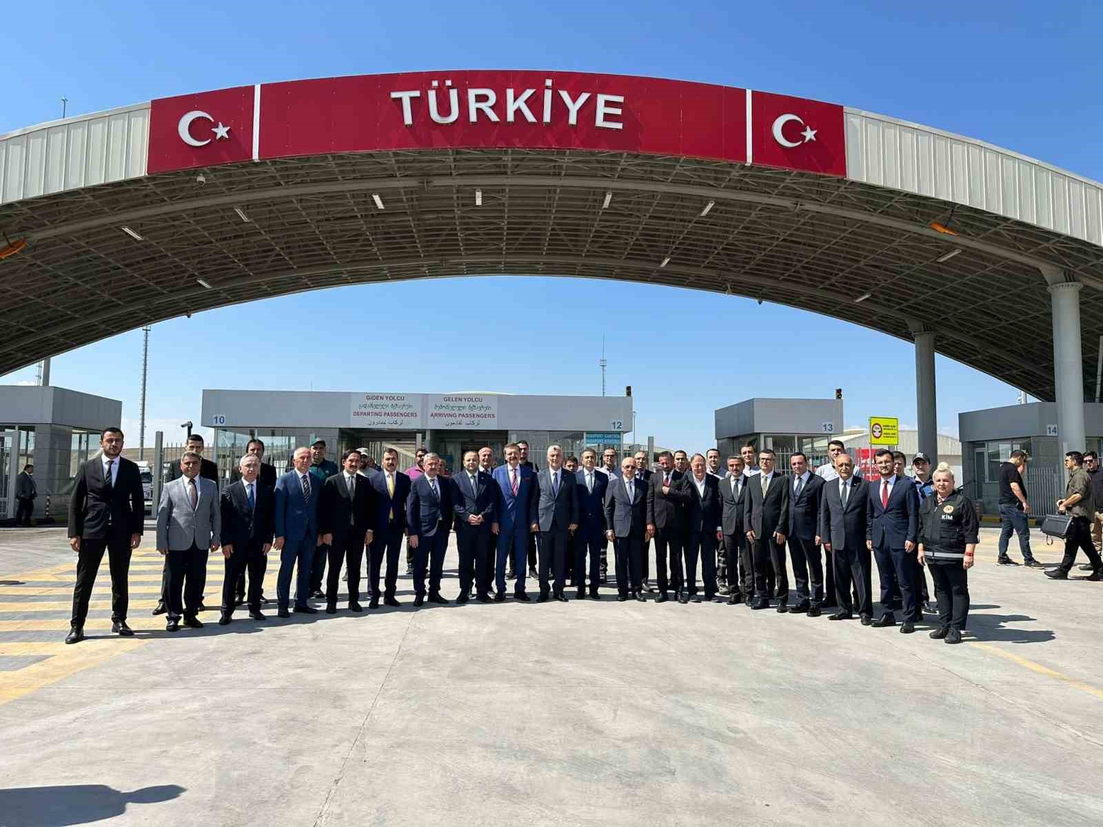 Ticaret Bakanı Bolat, Çıldır-Aktaş Sınır Kapısı’nda incelemelerde bulundu