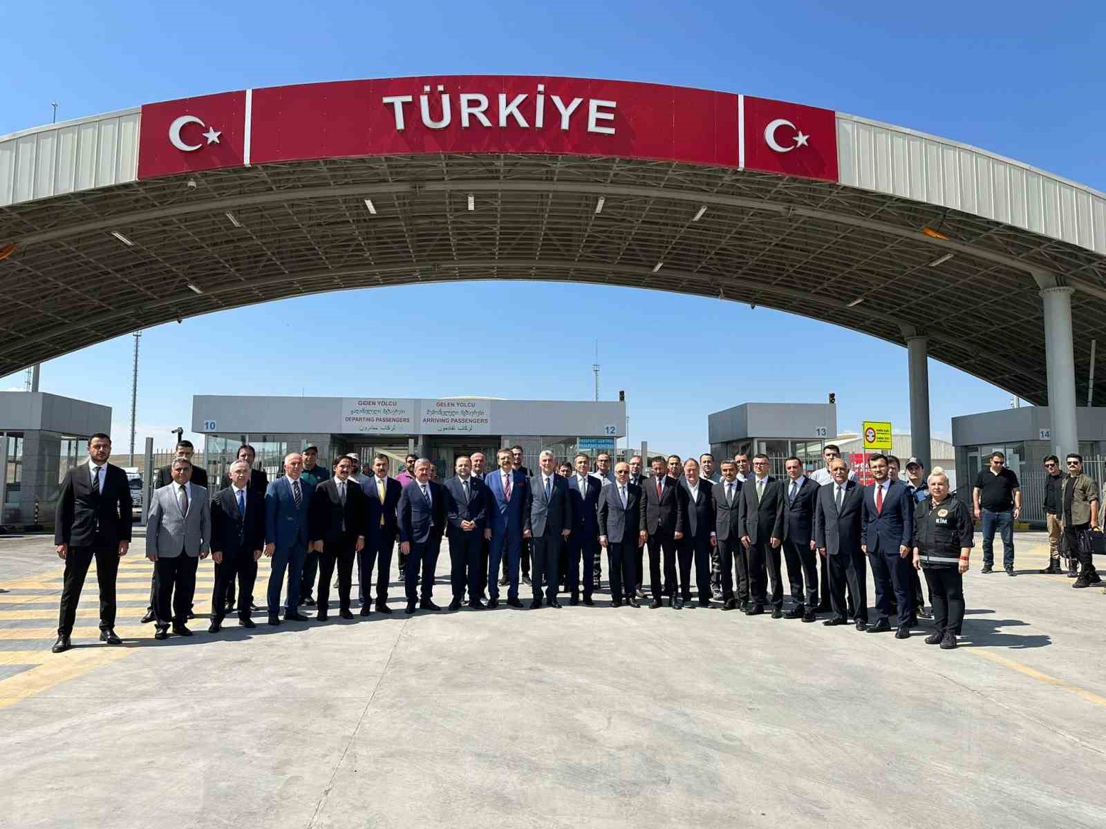 Ticaret Bakanı Bolat, &Ccedil;ıldır-Aktaş Sınır Kapısı&rsquo;nda incelemelerde bulundu
