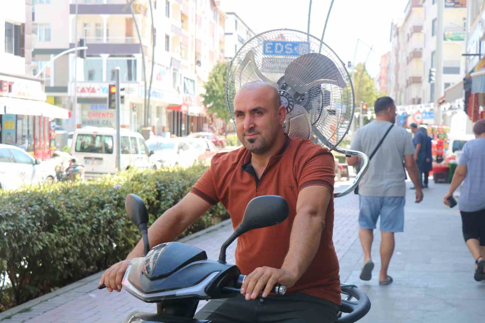 Sıcaktan bunalan vatandaş motosiklete vantilatör taktı