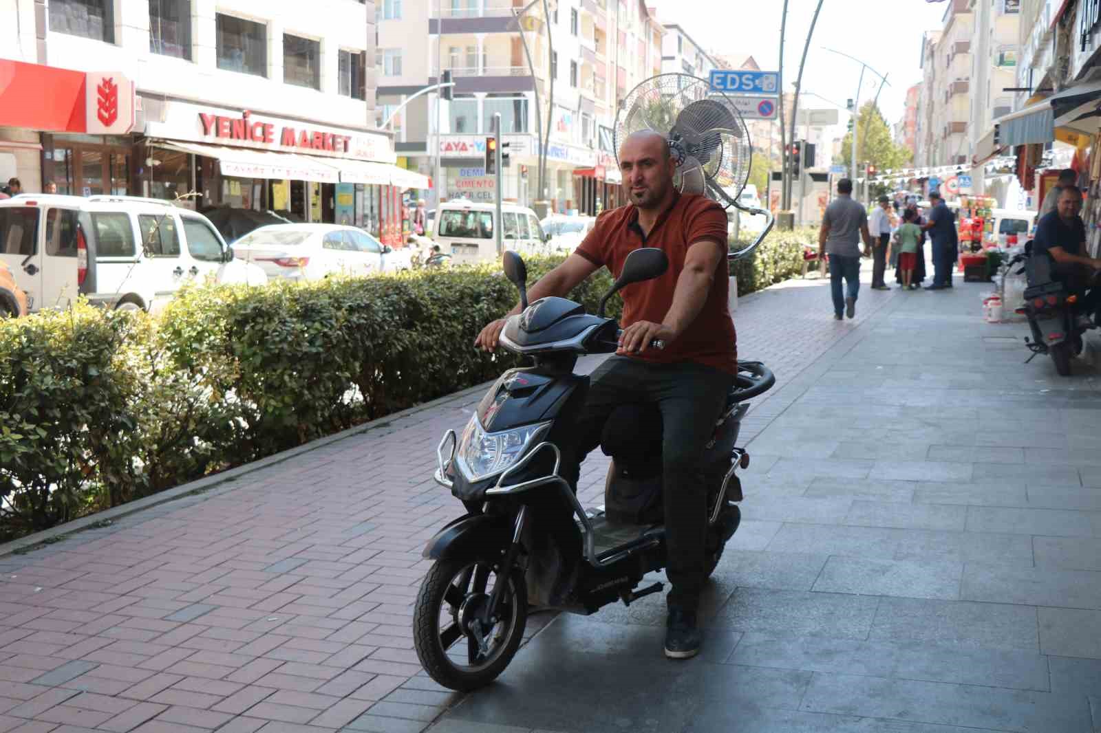 Sıcaktan bunalan vatandaş motosiklete vantilatör taktı
