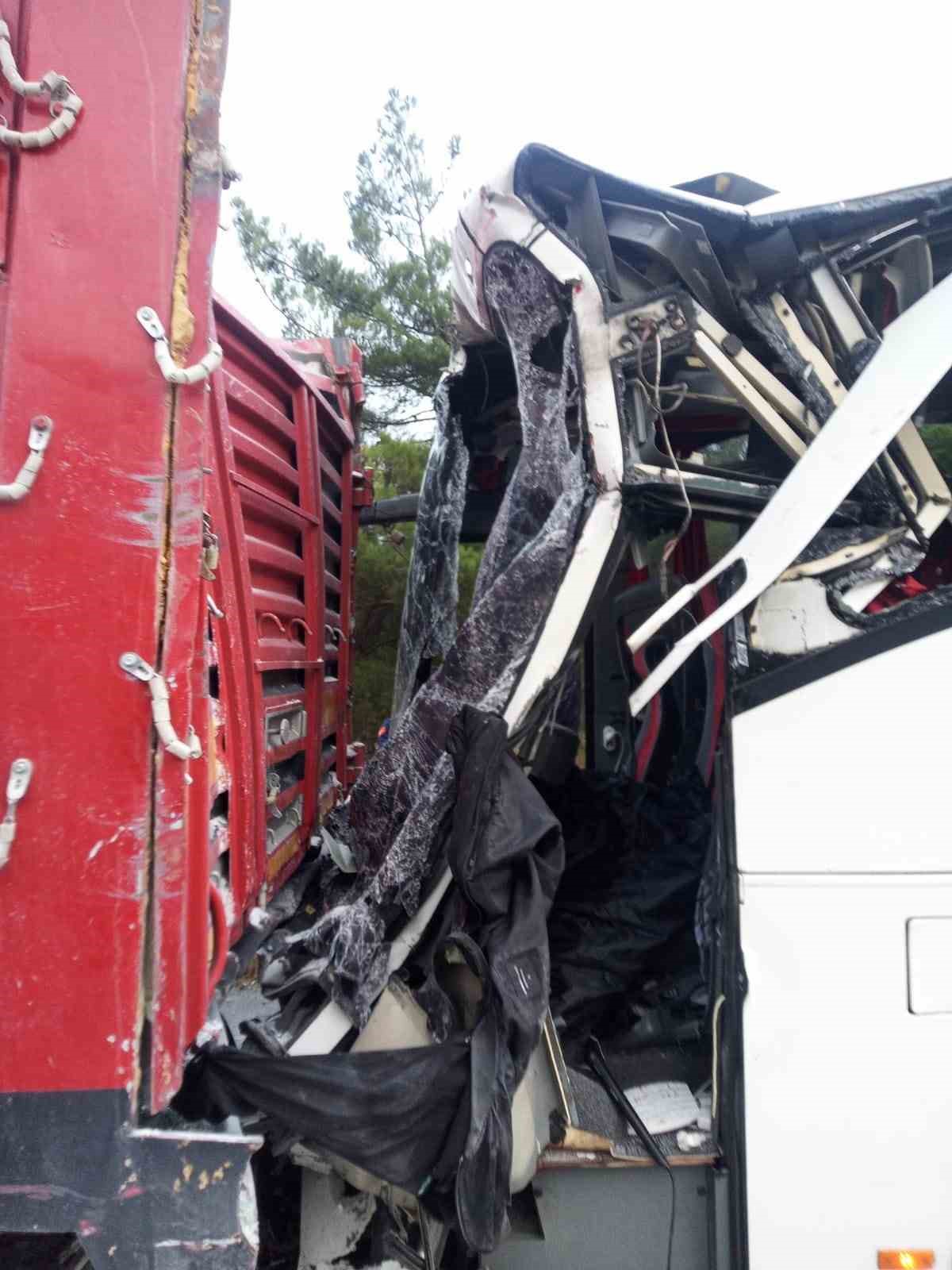 Otob&uuml;s tıra arkadan &ccedil;arptı s&uuml;r&uuml;c&uuml; ve muavin hayatını kaybetti
