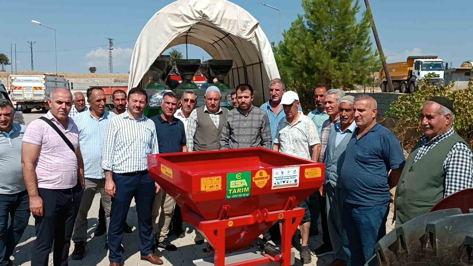 Dicle’de arı bağ ve meyve üreticilerine tarımsal makine desteği