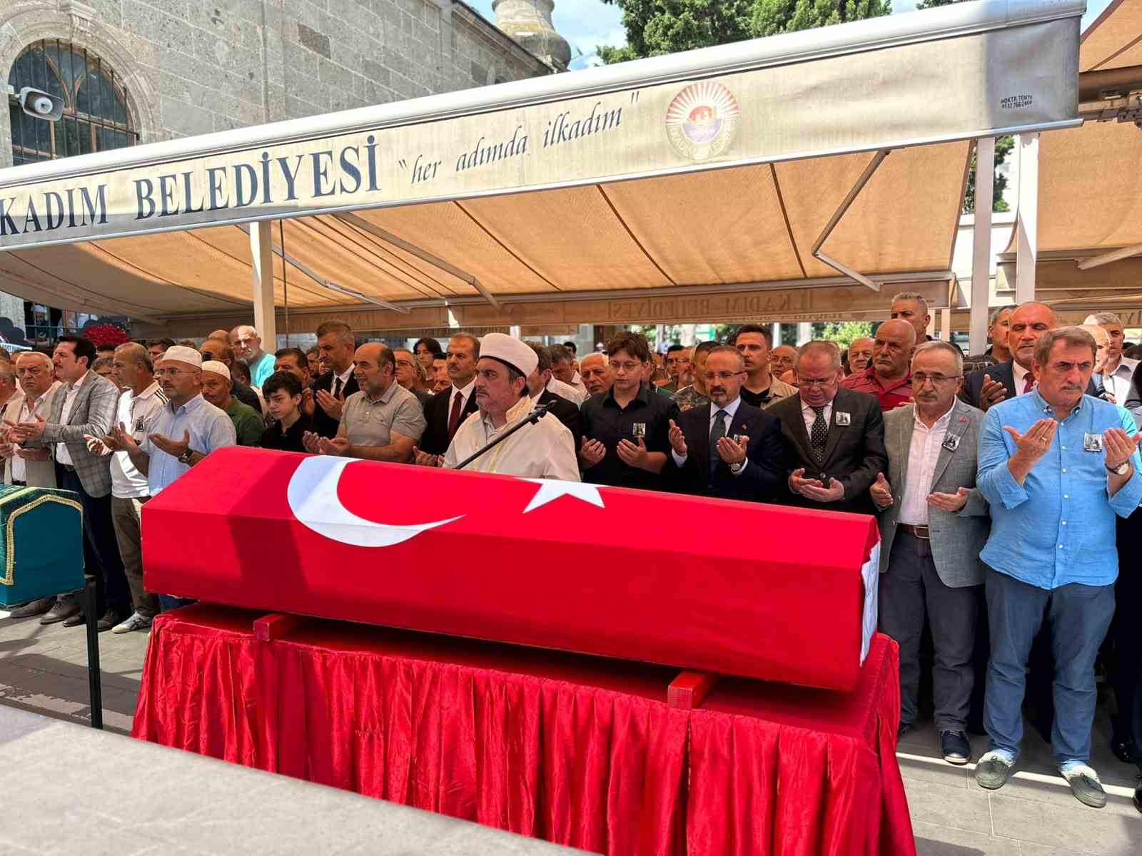 Kansere yenik düşen Gölcük Kaymakamı Samsun’da toprağa verildi