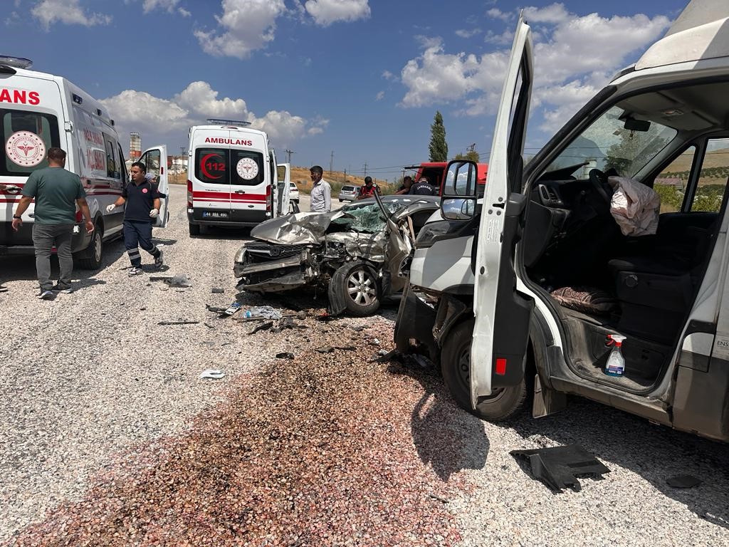 Nakliye kamyonu ile otomobil kafa kafaya çarpıştı: 4 yaralı