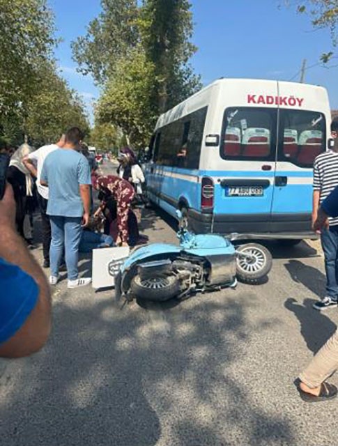 Yalova’da minibüse çarpan motosikletli yaralandı
