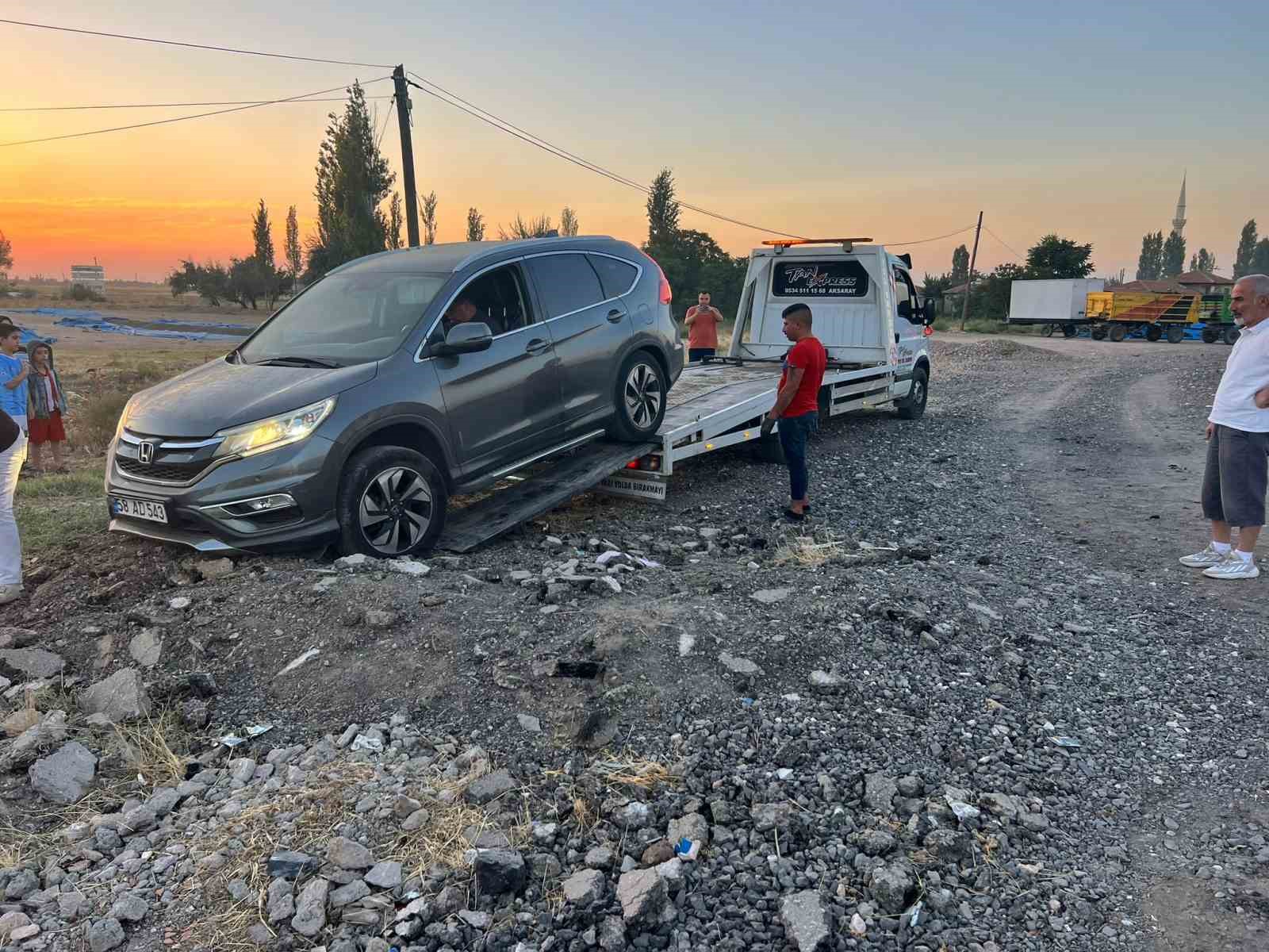 Lastiği patlayan cip şarampole d&uuml;şt&uuml;: 3 yaralı
