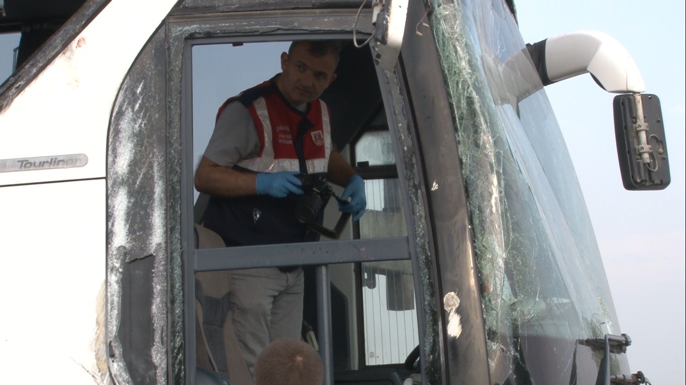 Düğün yolculuğu facia ile sonuçlandı: 1’i polis 6 kişi öldü, 42 kişi yaralandı
