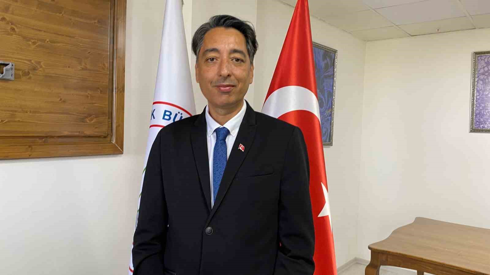 İlker Kömürcü, dünyaya ilan edilen 100. Yıl Marşı’nı Türk bayrağına bakarak yazdı