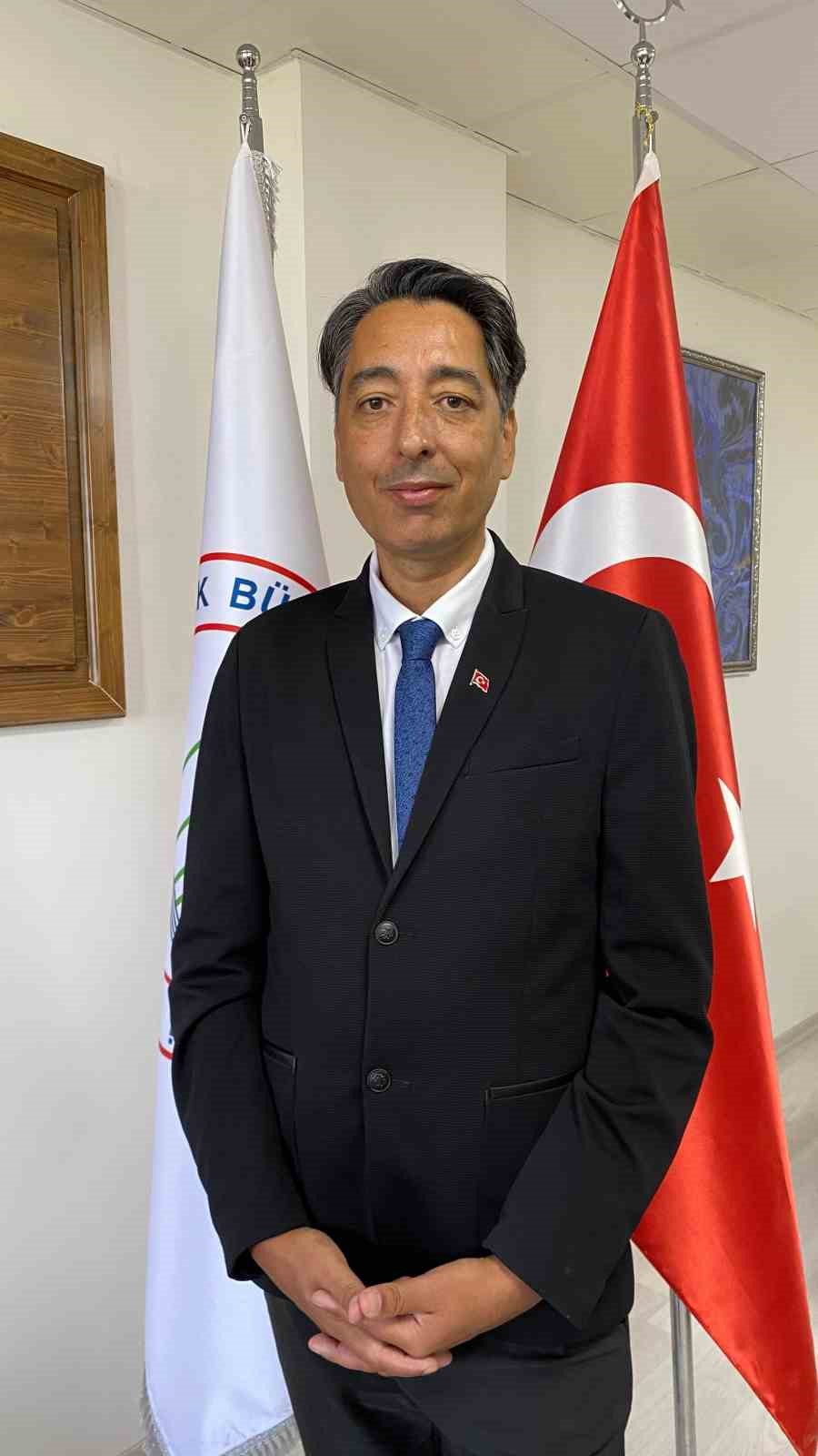 İlker Kömürcü, dünyaya ilan edilen 100. Yıl Marşı’nı Türk bayrağına bakarak yazdı