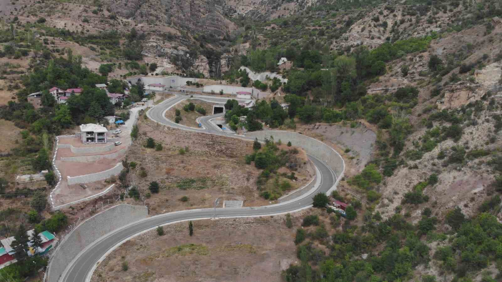 G&uuml;m&uuml;şhane&rsquo;de mahalle sakinlerini tedirgin eden dev kayalar dağcılar tarafından temizleniyor
