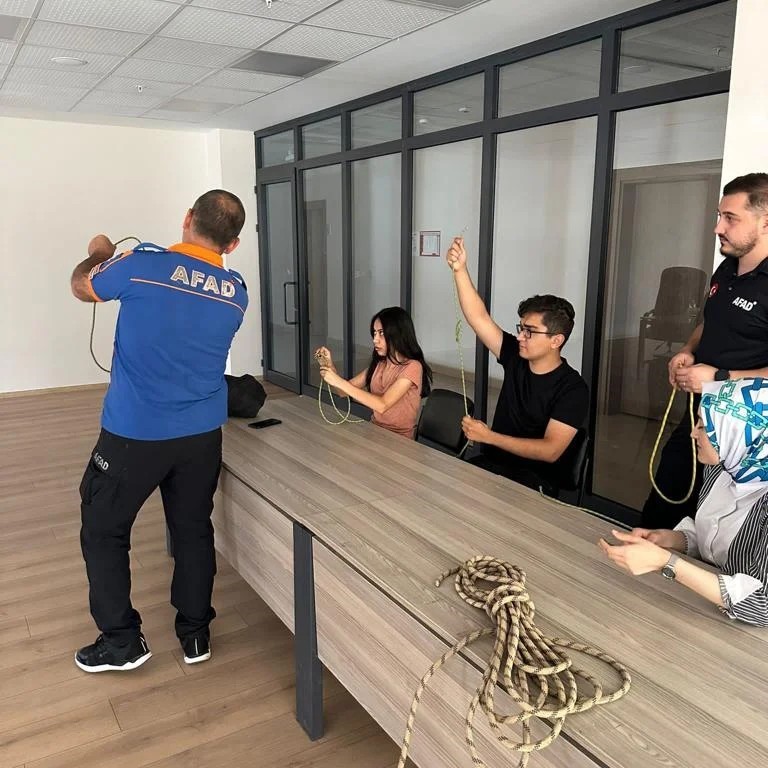 Stajyer AFAD ekipleri eğitimden ge&ccedil;iyor
