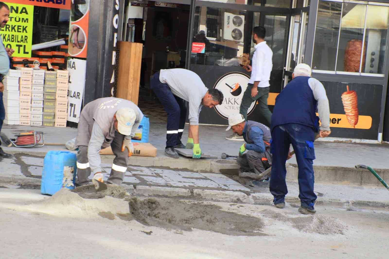 Hakkari’de kaldırımlar yenileniyor