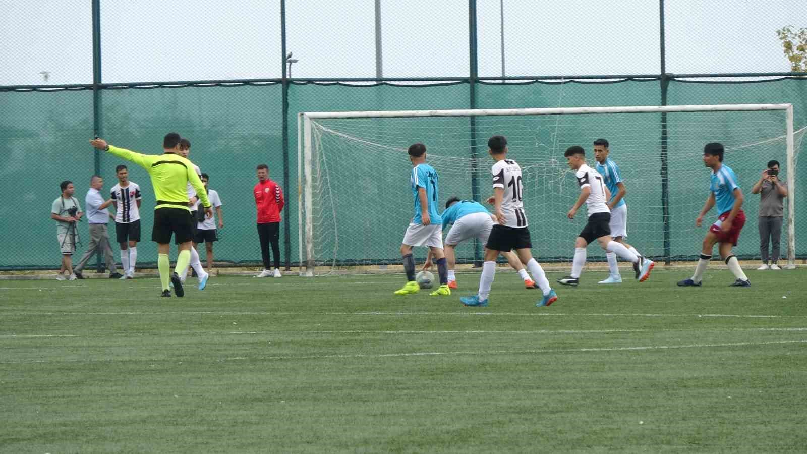 T&uuml;rkiye&rsquo;de yaşayan g&ouml;&ccedil;menler futbol turnuvasında bir araya geldi
