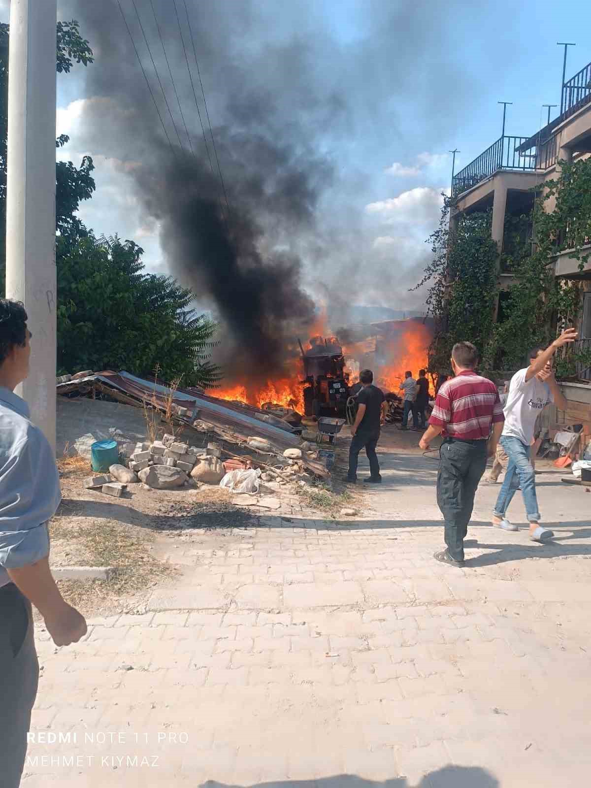 Gediz’de meydana gelen yangında traktör yandı, hayvanlar telef oldu