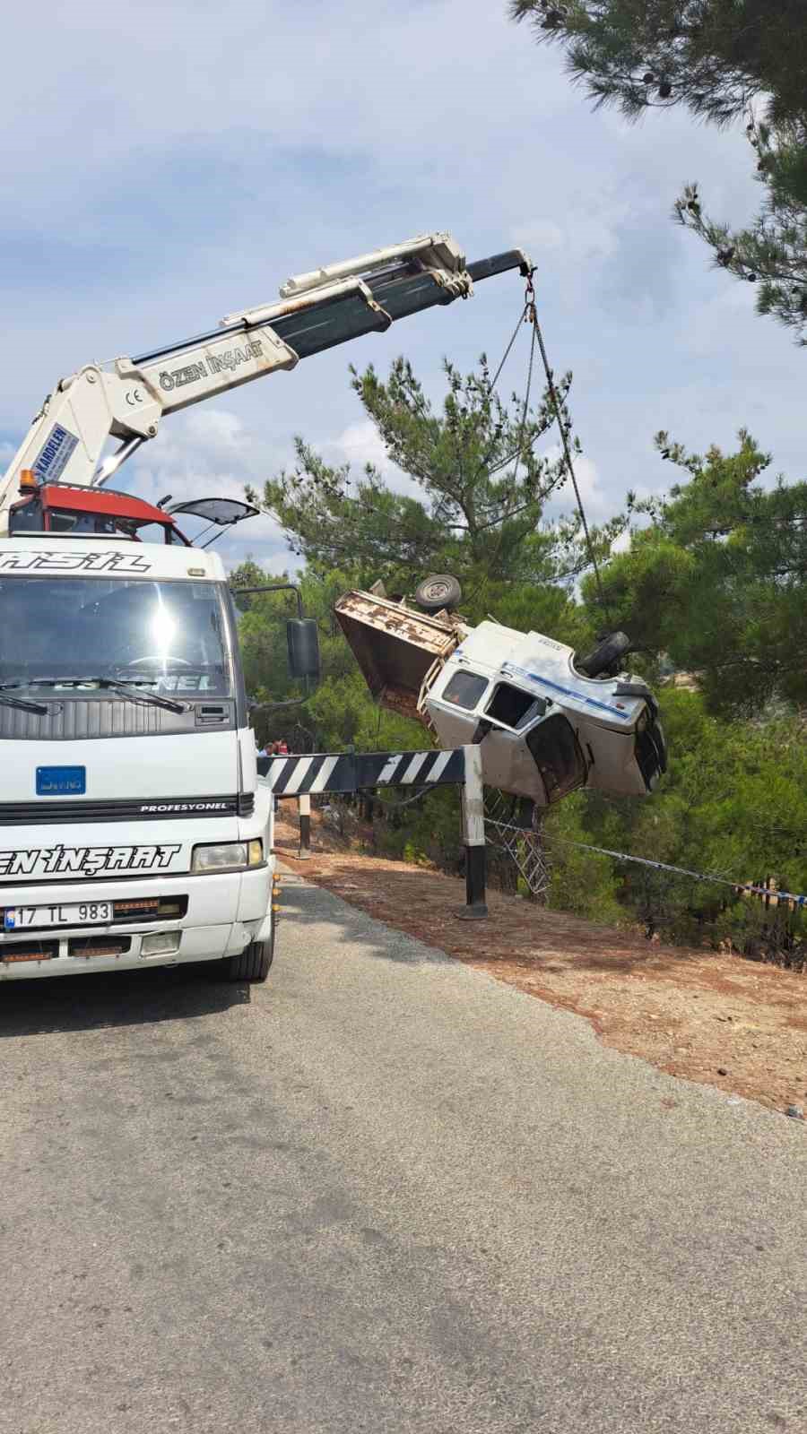 Bayramiç’te şarampole yuvarlanan kamyonetin sürücüsü hayatını kaybetti