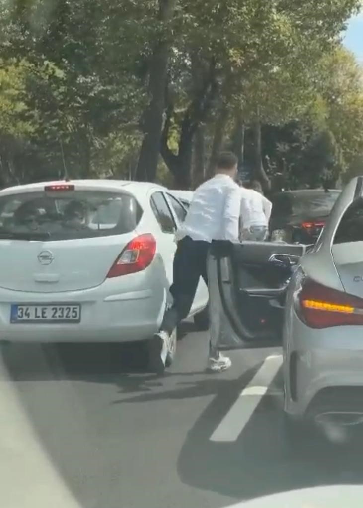 Konvoycular trafiği yavaşlattı, tepki gösteren vatandaş darp edildi