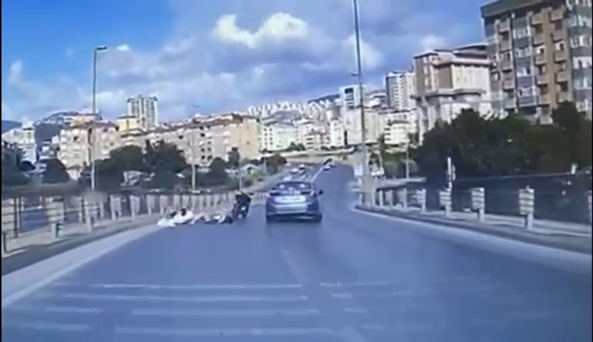 Maltepe’de motosikletli genci hayattan koparan feci kaza kamerada