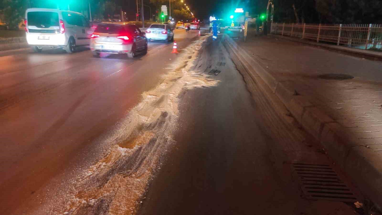 Yere dökülen motor yağı sürücülere zor anlar yaşattı