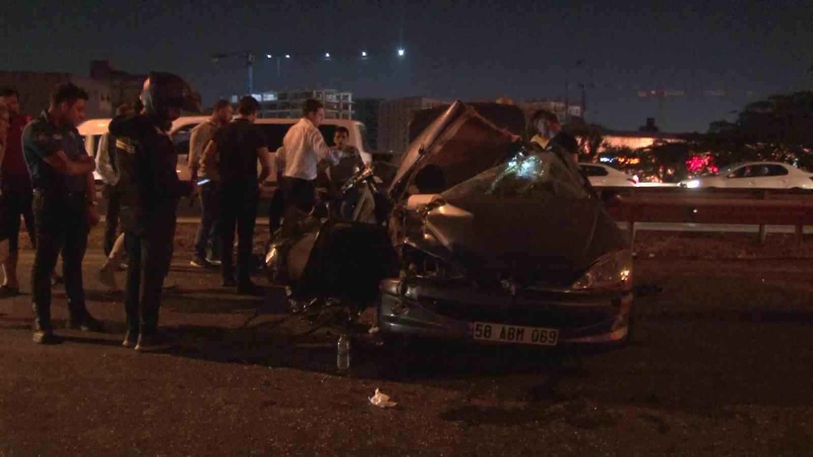 Pendik’te otomobil yolda duran tıra çarptı: 2 yaralı