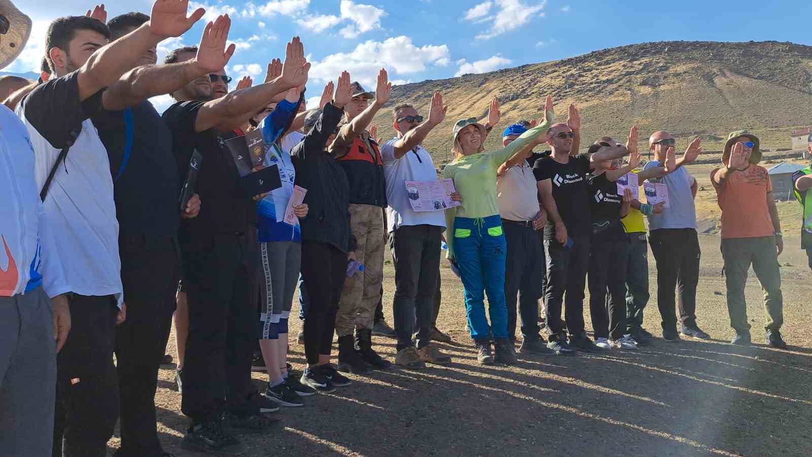 S&uuml;phan Dağı eteklerinde &lsquo;kadına şiddete hayır&rsquo; etkinliği
