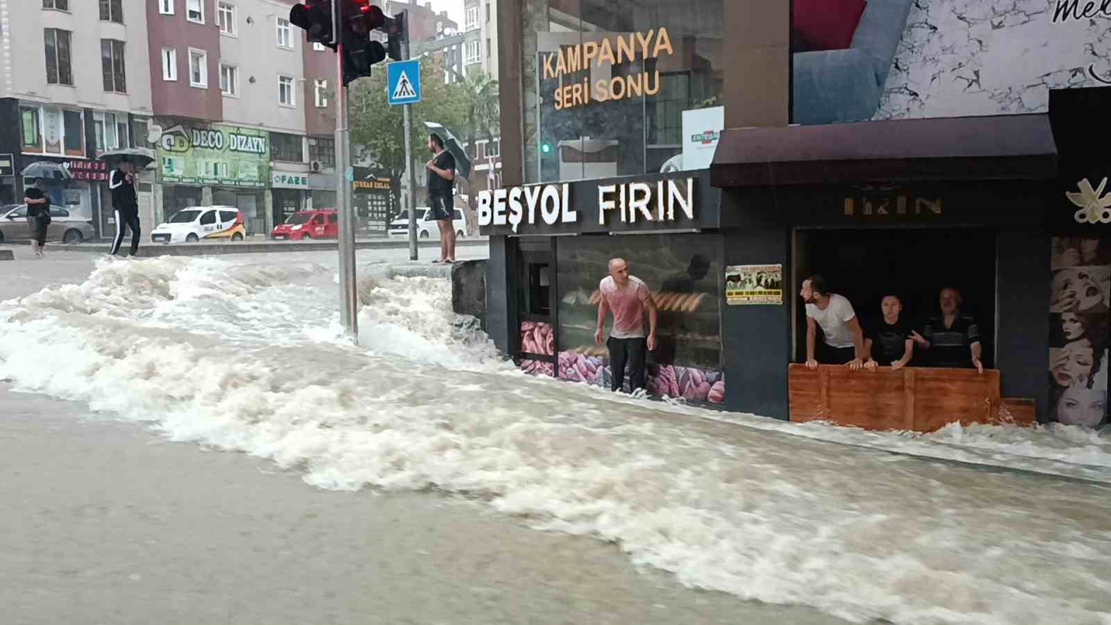 Samsun’da metrekareye 103 kilo yağış düştü, şehir sel sularıyla doldu