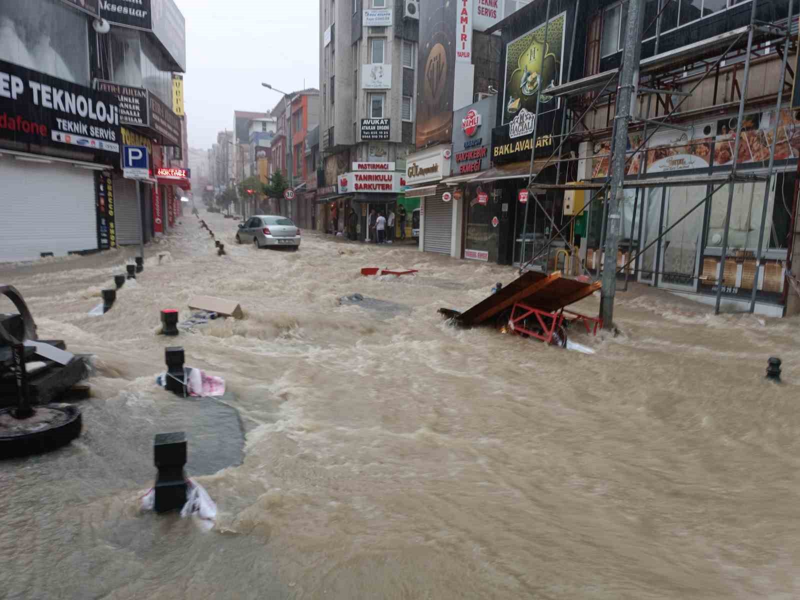 Samsun’da metrekareye 103 kilo yağış düştü, şehir sel sularıyla doldu
