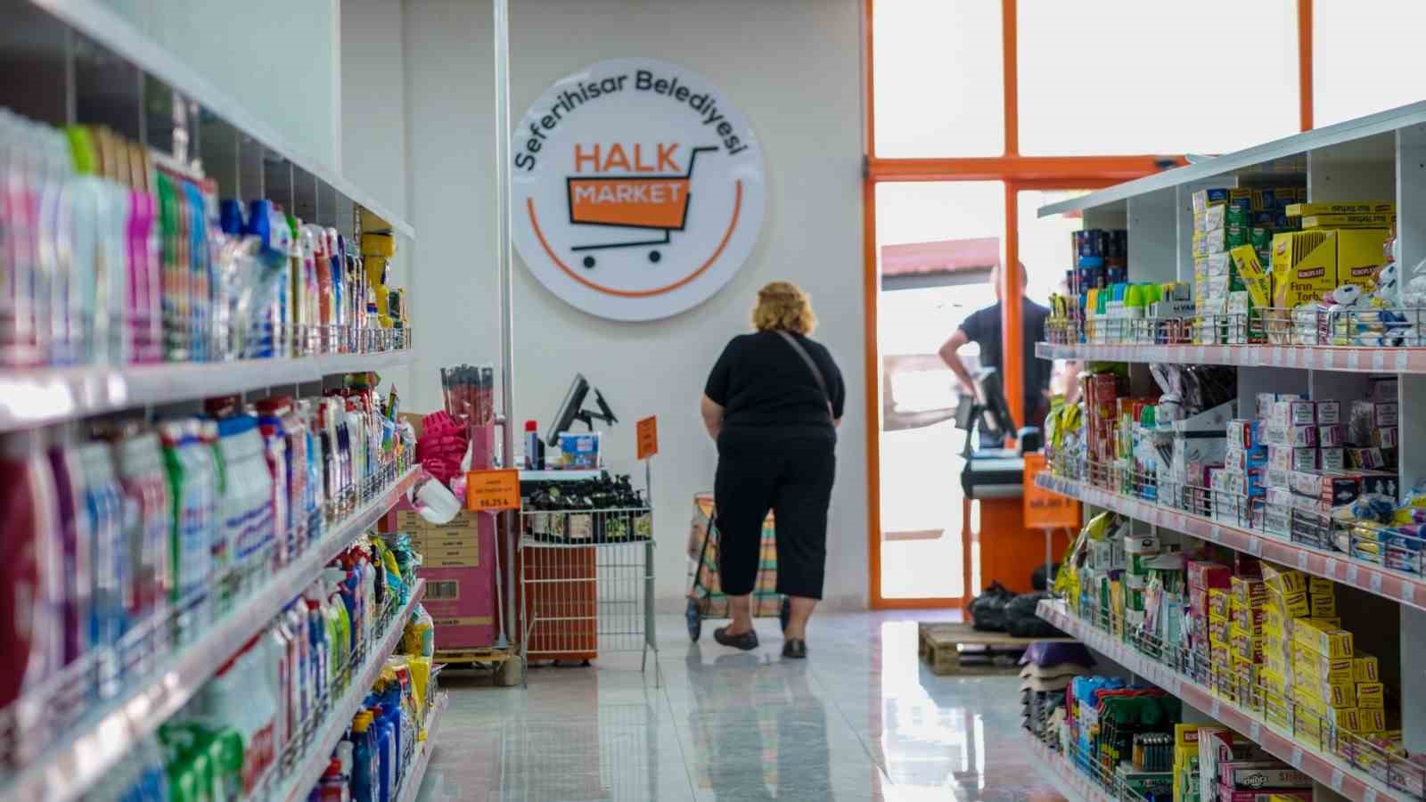 Halk Market ve Halk Giyim Seferihisarlıların y&uuml;z&uuml;n&uuml; g&uuml;ld&uuml;rd&uuml;
