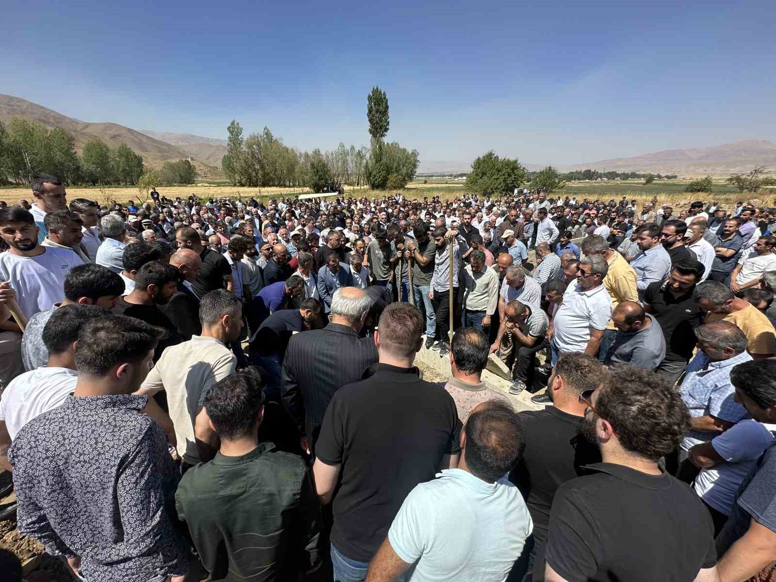 Bı&ccedil;aklı saldırıya uğrayan BİM &ccedil;alışanı Y&uuml;ksekova&rsquo;da toprağa verildi
