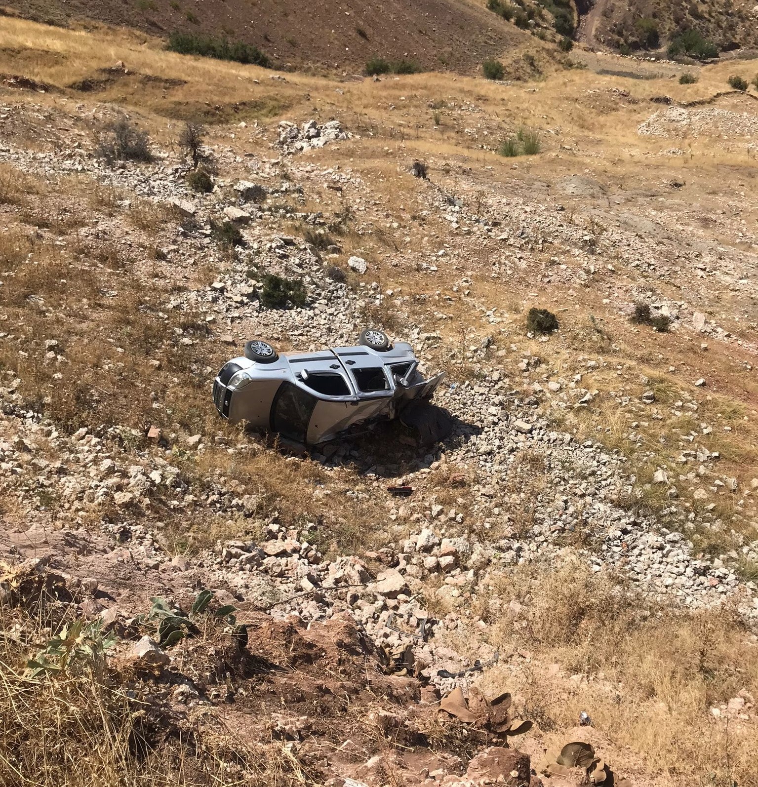 Uçuruma yuvarlanan aracın sürücüsü ölümden döndü