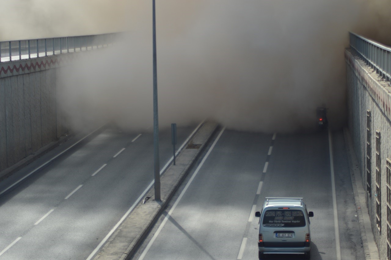 Ağır hasarlı binanın yıkımı felakete yol açıyordu
