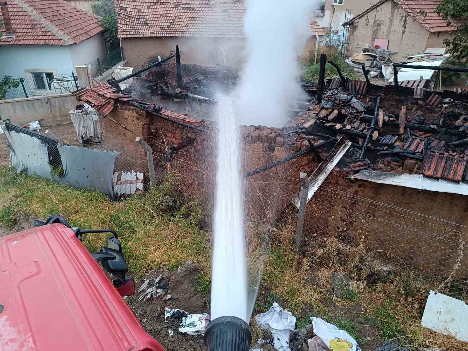 Çorum'da alevlere teslim olan ev küle döndü