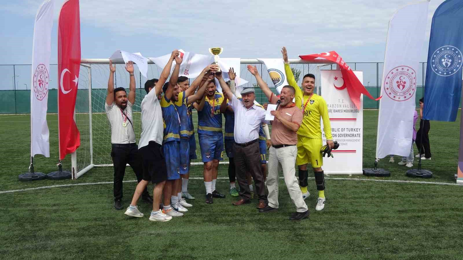 G&ouml;&ccedil;menlerin futbol turnuvası sona erdi
